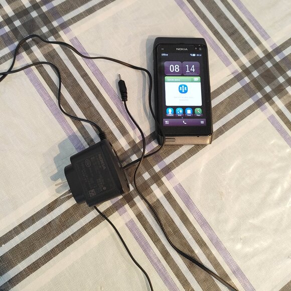 Nokia N Series N8-00 - 16GB Original 5 Color 12 MP Unlocked Smartphone - Picture 1 of 3